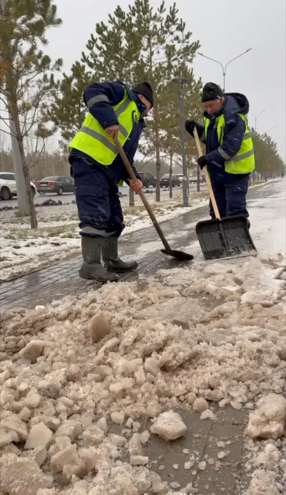 Устранение последствий зимней непогоды: 3 000 коммунальщиков очищают Астану от снега и наледи {city2}
