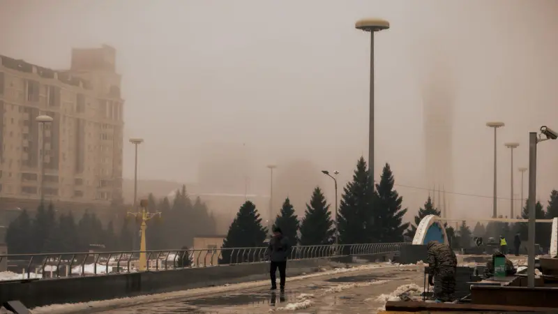 Астана в тумане: Байтерек исчез за пеленой {city2}