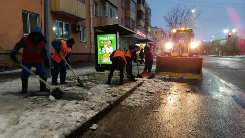 Свыше 370 единиц спецтехники заняты в снегоуборочных работах ночью в Астане (4)