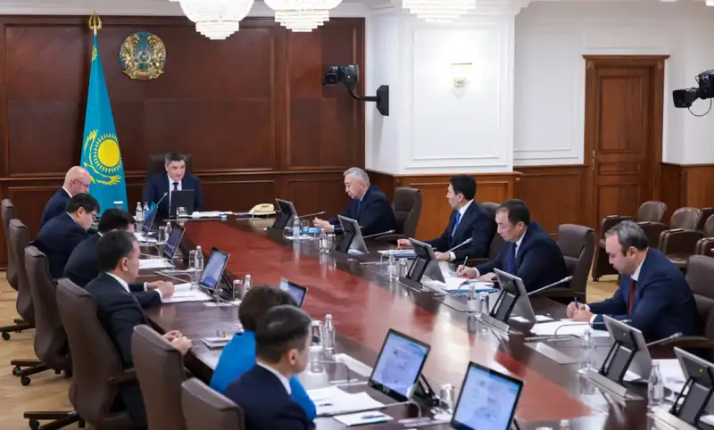 Совещание Олжаса Бектенова: министры обсуждают развитие транспортной отрасли и планы по улучшению аэропортов и дорог {city2}
