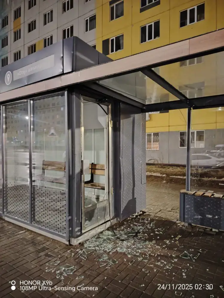 Задержание нарушителей общественного порядка на автобусной остановке в Астане {city2}