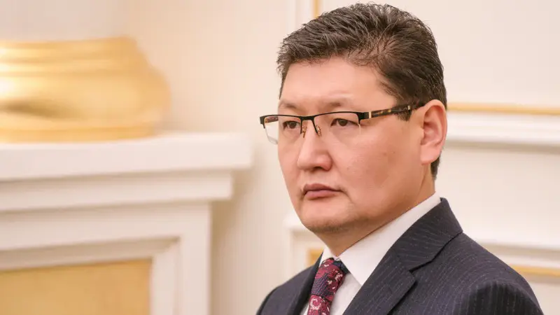 Аким Абайской области Берик Уали прокомментировал фото с фигурантом 'дела Алиби', подчеркивая возможные последствия для общественного мнения и правоприменительной практики. {city2}