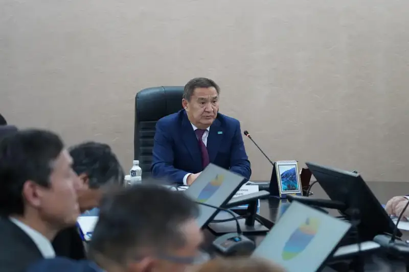 Обсуждение социально-экономических вопросов и развития параспорта на встрече акима Акмолинской области с общественным советом {city2}