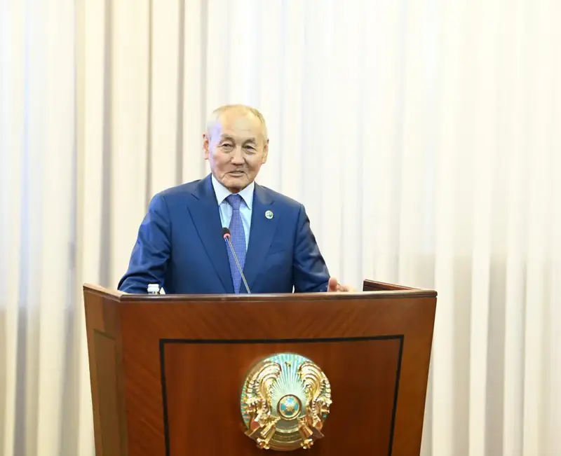 Глава региона встретился с государственным и общественным деятелем Мухтаром Кул-Мухаммедом (8)