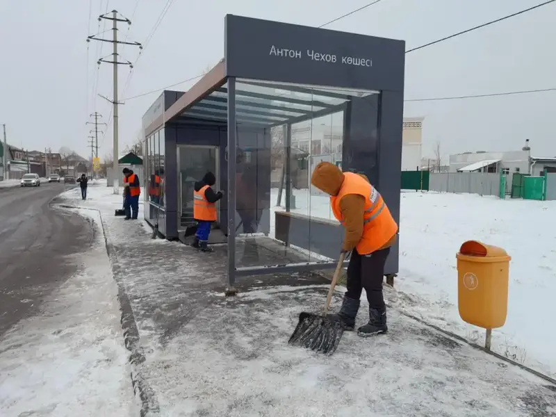 Астана: снегопад превратил улицы в каток! {city2}