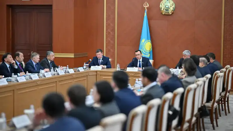 В Карагандинской области спикер Сената обсудил с депутатами маслихатов ключевые меры для стимулирования экономического роста Казахстана {city2}