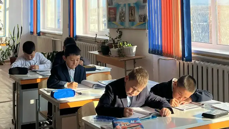 Солнечные лучи поддержки: предприниматели озарили сельскую школу в Каркаралинском районе {city2}