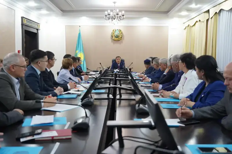 Аким Акмолинской области Марат Ахметжанов встретился с членами общественного совета (7)