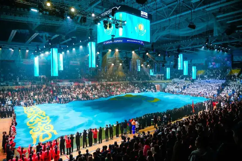 В Астане развернули гимн единства: самый большой флаг «Закон и порядок» на посвящении студентов {city2}