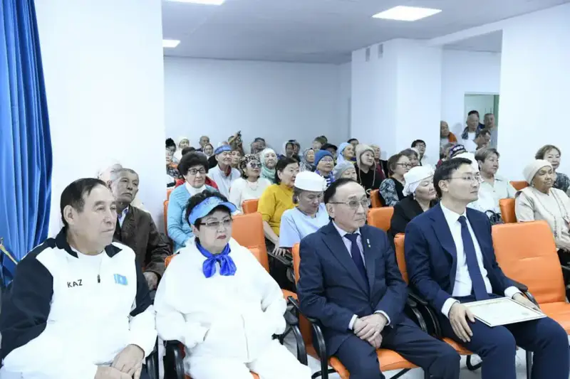 80-летний марафонец встретился с пенсионерами Астаны {city2}