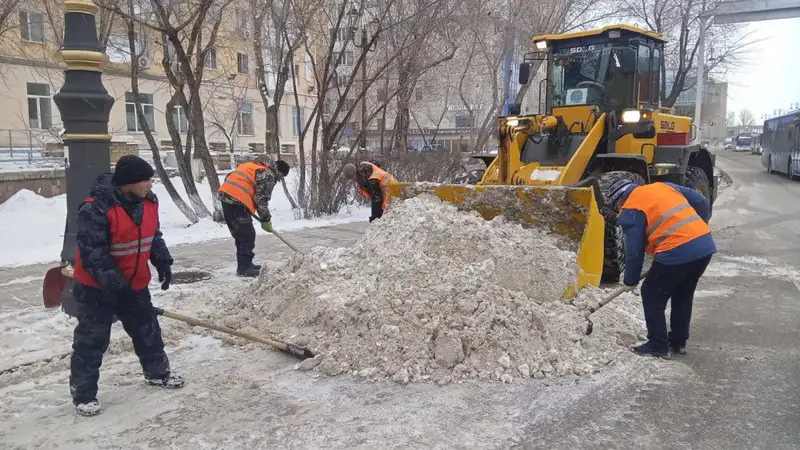 Почти 3 000 дорожных рабочих вышли на снегоуборочные работы в Астане (4)