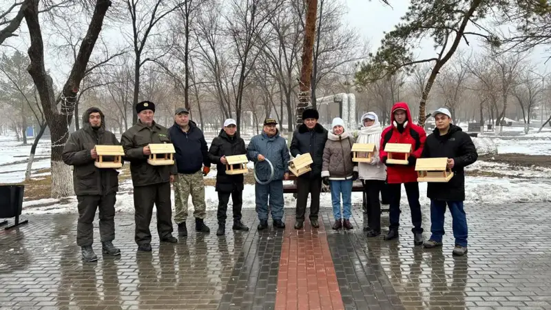 Кормушки для птиц в парке Майкудука {city2}