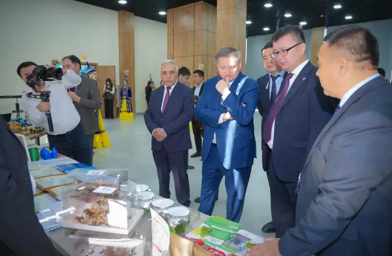 Министр науки и высшего образования Казахстана ознакомился с работой Чирчикского филиала ЮКИУ (10)