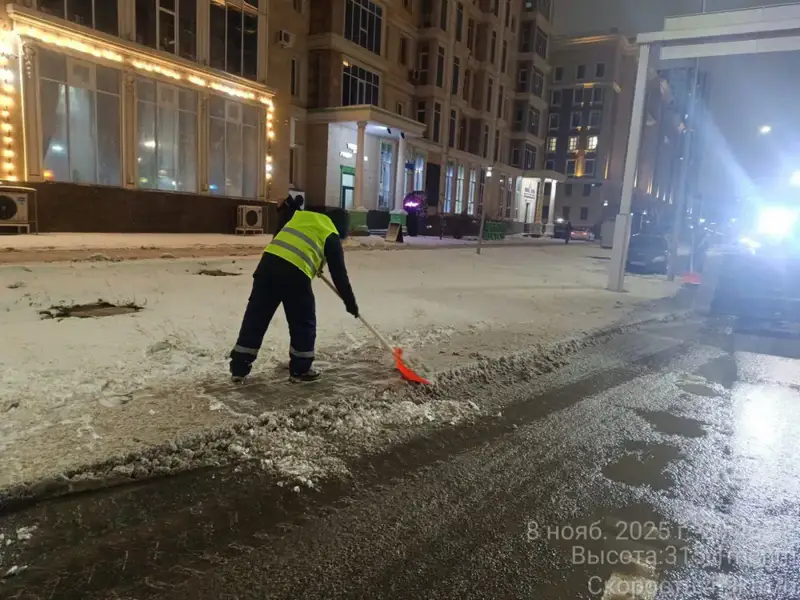 Свыше 2 800 дорожных рабочих вышли на уборку снега в Астане (5)