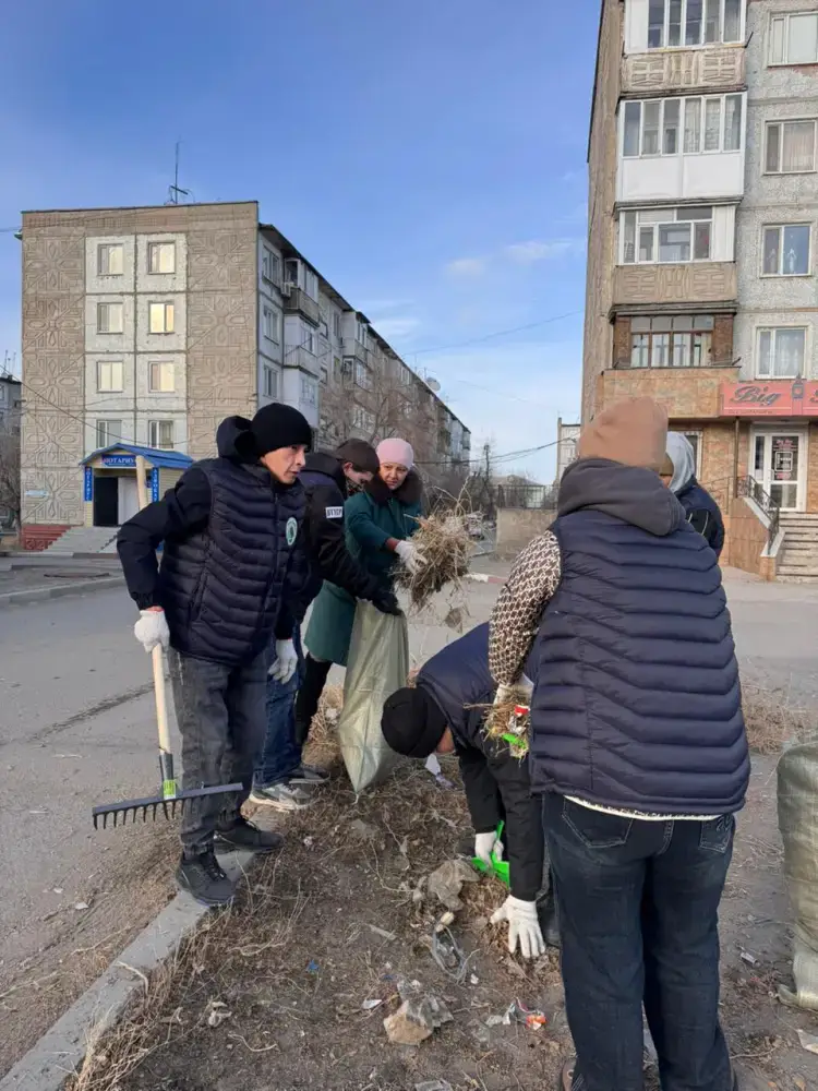 Активное участие местных жителей и волонтёров в субботниках области Ұлытау в рамках акции 'Чистый Казахстан' {city2}
