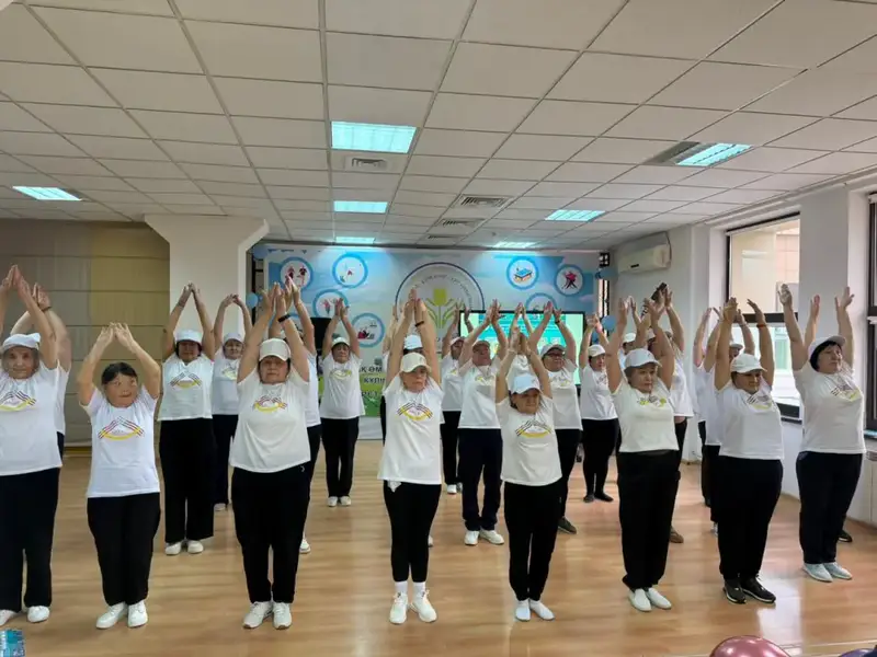 Выпускной для пожилых: столичные пенсионеры завершили курс гимнастики Айкуне (3)