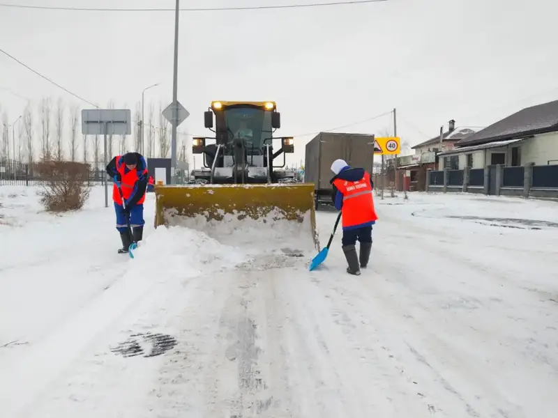 Более 3000 тонн техсоли и 14 000 рейсов: коммунальщики Астаны работают круглосуточно (8)