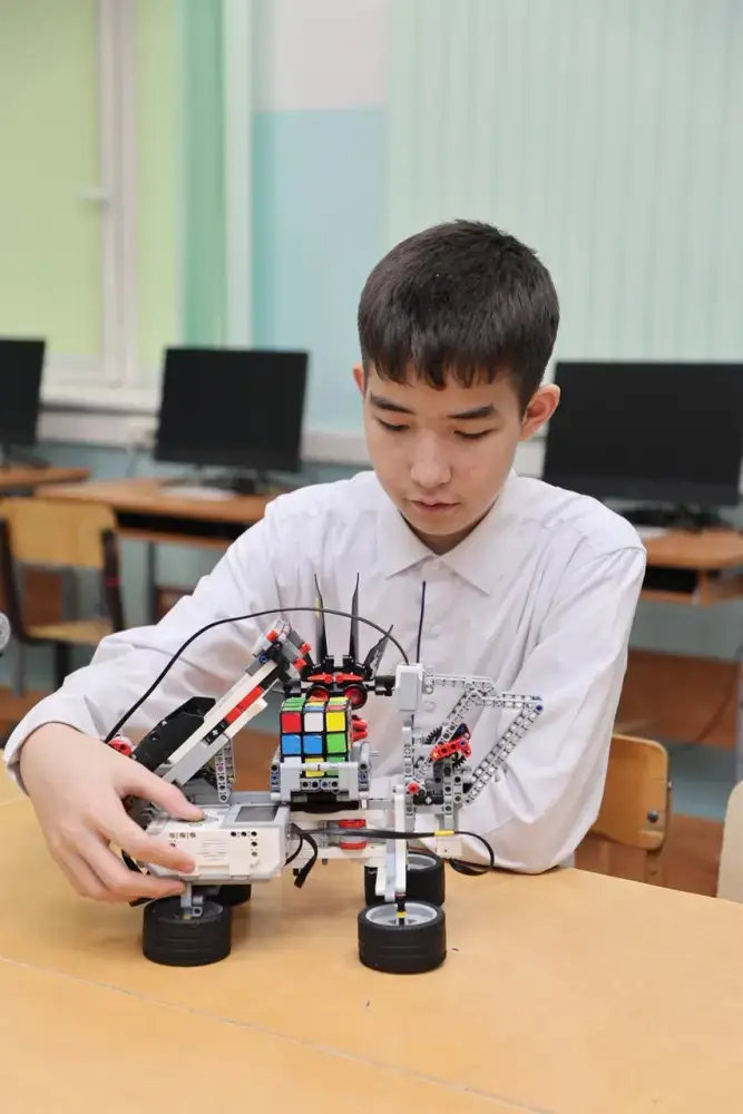 В Астане школьник создал умного робота, который собирает кубик Рубика за одну минуту (3)