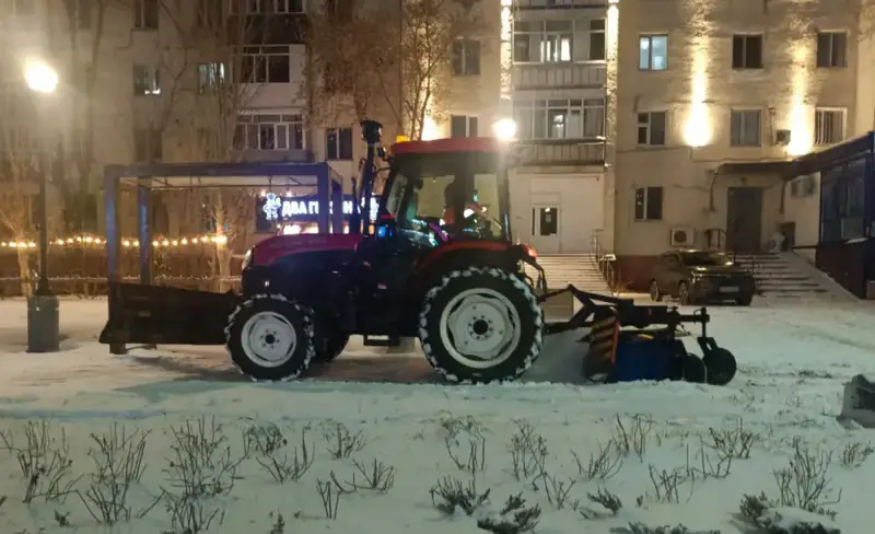 Более 1200 единиц спецтехники задействуют в снегоуборочных работах ночью в Астане (3)