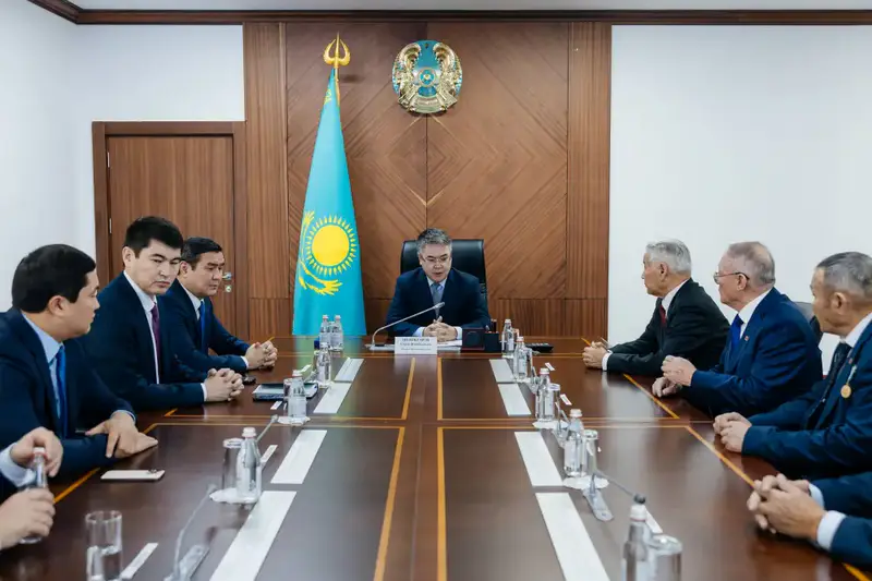 Аким Атырауской области вручил государственные награды работникам сельского хозяйства (10)