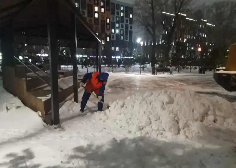 Свыше тысячи единиц спецтехники задействуют в снегоуборке ночью в Астане (4)