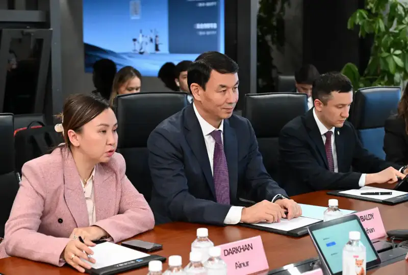 Аким Алматы встретился с сооснователем AgiBot и запустил стратегическое сотрудничество в сфере робототехники и ИИ (2)