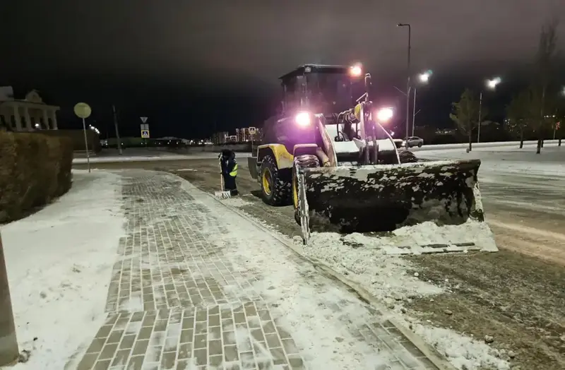 В Астане продолжается ночная снегоуборка с привлечением более тысячи единиц спецтехники {city2}