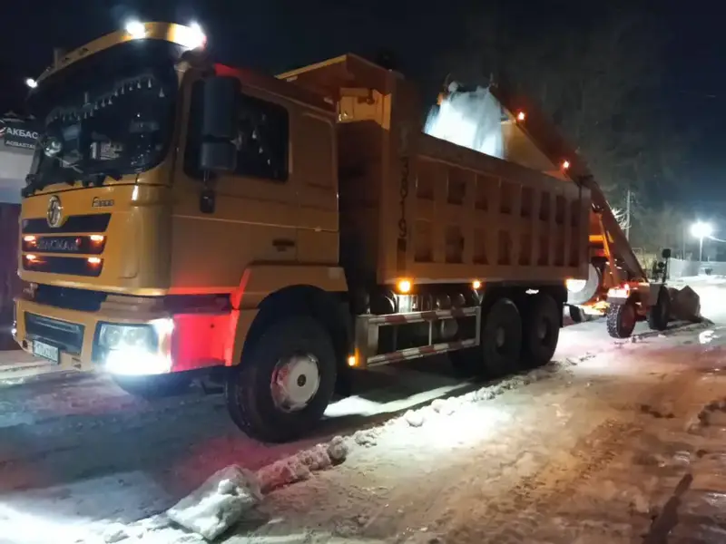 Почти 400 единиц спецтехники задействуют в снегоуборочных работах ночью в Астане (5)