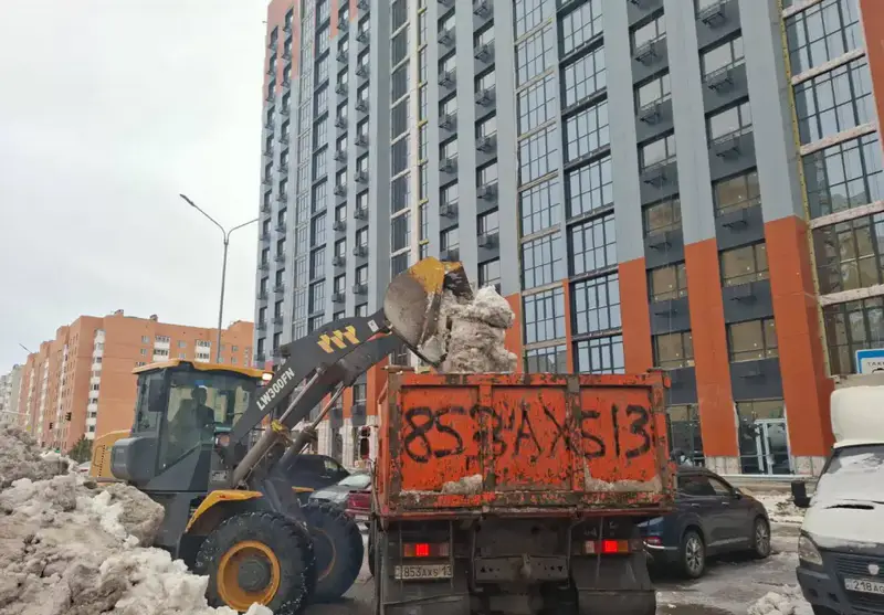 Крупные усилия коммунальных служб столицы по уборке снега и наледи в условиях зимнего сезона {city2}