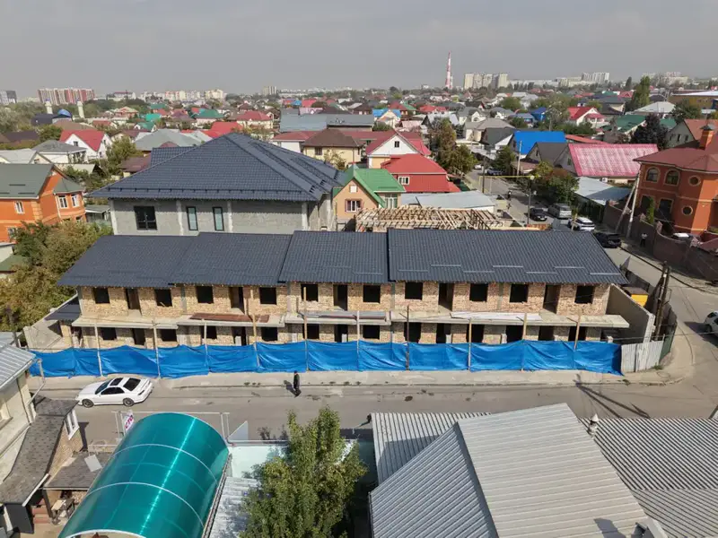 В Алматы начался снос незаконного здания в мкр. Таугуль-3 {city2}