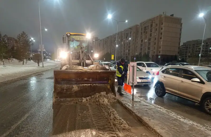 В Астане применяют более 1 100 единиц спецтехники для борьбы со снегом в зимний период {city2}