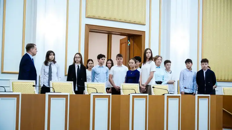 Конституционный Суд организовал тематическую экскурсию для учащихся Экономического лицея Астаны (3)