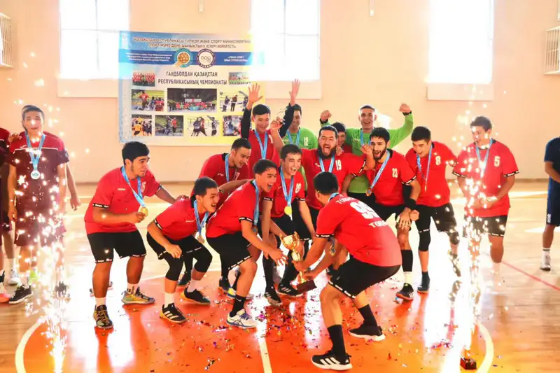 Команда "Туран" из Туркестанской области одержала победу на чемпионате страны по гандболу в Шымкенте, не уступив ни одной игры. {city2}