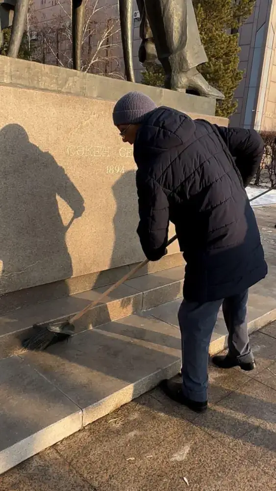 Чистота у памятника Сейфуллину в Астане {city2}