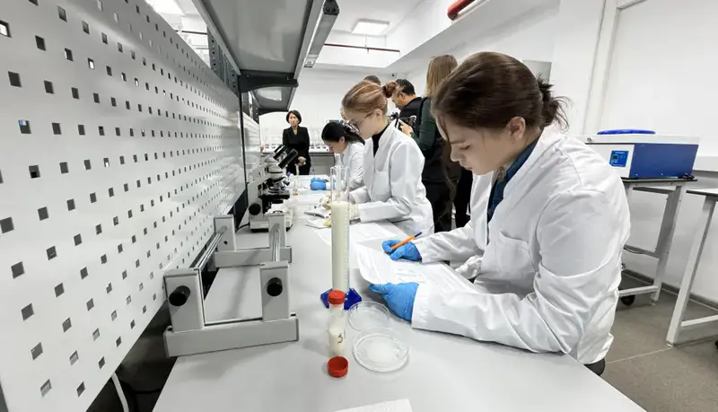 Вице-министр ознакомилась с научными проектами и инфраструктурой Kozybayev University (2)