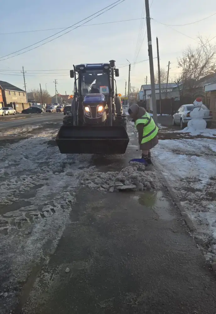 Более 2 800 дорожных рабочих задействованы в снегоуборочных работах в Астане (2)