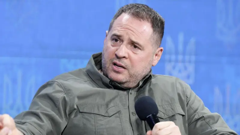 Экс-глава офиса президента Украины Андрей Ермак планирует отправиться на фронт после отставки и обысков: возможные последствия для политической сцены {city2}