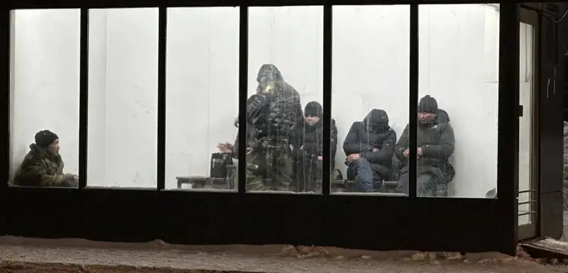 Бездомные сидят в приемнике. Фото предоставлено жителями района Кирпичного, Астана