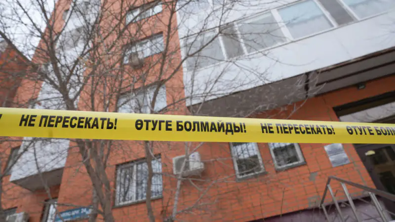 Обрушение облицовки в Астане: акимат сообщает, что жилой дом не был в списке аварийных {city2}