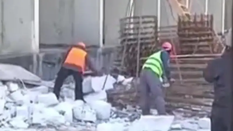 Трое строителей пострадали при падении с высоты в Астане {city2}