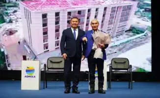 Марат Ахметжанов вручает ключи пострадавшим от паводка в Казахстане, подчеркивая важность поддержки общин