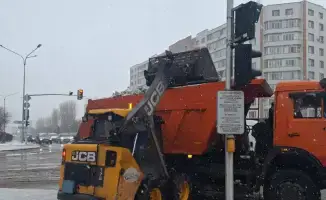 В Астане продолжается уборка снега: почти 3 000 коммунальщиков в работе