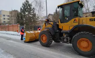 Снег убирают в Астане: более тысячи единиц спецтехники на линии