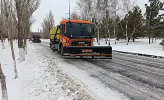 В Астане более 1200 единиц спецтехники работают ночью для борьбы со снегом