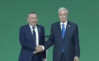 Президент вручил орден "Еңбек даңқы" II степени Мырзатаю Койшыбаеву за вклад в развитие коневодства в Мангистау