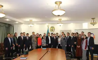 Государственные служащие изучают работу Бюро национальной статистики