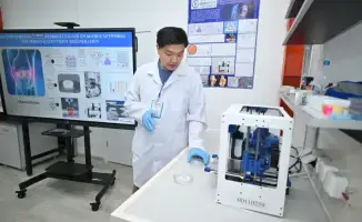 Маулен Ашимбаев посетил технопарк Карагандинского университета и ознакомился с научными проектами студентов