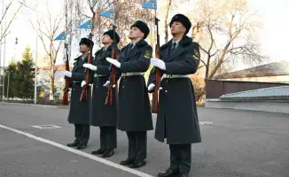 Солдатам военного вуза вручили образовательные гранты и подарки