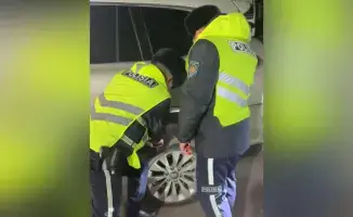 На трассе Алматы–Өскемен полиция помогла водителям с проколотым колесом