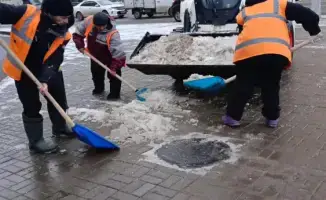 Коммунальщики Астаны занимаются уборкой снега и льда в условиях мокрого снега и дождя